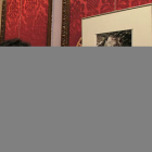 Javier Hergueta ante su exposición fotográfica en el Casino. / ÁLVARO MARTÍNEZ-