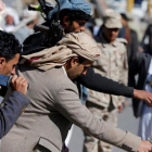 Miembros de distintas tribus leales al movimiento hutí celebran con una danza los 1.000 días de intervención militar saudí, este martes.-REUTERS / KHALED ABDULLAH