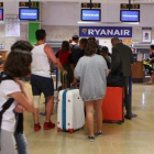 Mostradores de Ryanair en el aeropuerto de Gerona.-