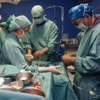 Médicos en plena operación-MANUEL CASTELLS