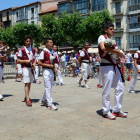 Peñistas de Los que Faltaban en la plaza Mayor.-ÁLVARO MARTÍNEZ