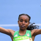 La etíope Almaz Ayana, entrando vencedora en los 10.000 metros, primera final de atletismo en los Juegos 2016.-AFP / PEDRO UGARTE