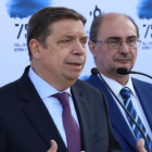El ministro Planas y el presidente de Aragón, Javier Lambán, este lunes en Cariñena.-ANGEL DE CASTRO