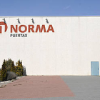 Exterior de la fábrica de Puertas Norma. / VALENTÍN GUISANDE-