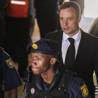 Oscar Pistorius sale escoltado del Tribunal Superior de Pretoria tras ser condenado a cinco años de prisión.-AFP / GIANLUIGI GUERCIA