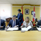 La consejera de Economía y Hacienda, Pilar del Olmo, preside la firma del convenio de adhesión de tres nuevas entidades a la Lanzadera Financiera. Junto a ella, Joaquín Da Silva; Santiago Novoa; y Teófilo Gómez-ICAL