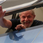 Lula saluda a unos simpatizantes desde un edificio sindical en Sao Paulo, el pasado abril.-MIGUEL SCHINCARIOL (AFP)