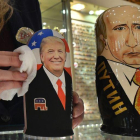 La empleada de una tienda de 'souvenirs' de Moscú saca brillo a las matrioskas de Trump y Putin, a cuatro días de la investidura del primero como presidente de EEUU.-AFP / ALEXANDER NEMENOV