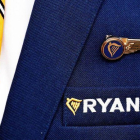 Imagen de la insignia de Ryanair en el uniforme de un tripulante de cabina.-FRANCOIS LENOIR (REUTERS)