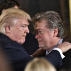 Trump abraza a Bannon, su asesor más próximo, después de jurar el cargo de presidente, el pasado mes de enero.-AFP / MANDEL NGAN