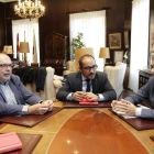 Reunión, ayer en el Ayuntamiento de la capital, con el secretario de Estado de Medio Ambiente, Hugo Morán.-Luis Ángel Tejedor
