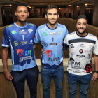 Colito, Villarreal y San Martín posan con las camisetas del Río Duero Soria para la próxima temporada.-Mario Tejedor