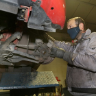 Un mecánico realiza una reparación en un vehículo en un taller del automóvil. ICAL