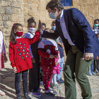 Mañueco saluda a los niños de Monteagudo de las Vicarías.-MARIO TEJEDOR
