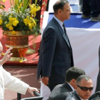 Personal de seguridad rodea al Papa a su llegada al estadio de El Cairo.-AMR ABDALLAH DALSH / REUTERS