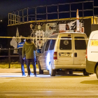 Imagen de la furgoneta donde se encontraron los cuerpos en la noche del viernes. MARIO TEJEDOR