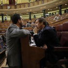 El socialista Antonio Hernando (izquierda) y el popular Rafael Hernando conversan en el hemiciclo del Congreso.-JOSE LUIS ROCA