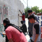 Familiares de los 43 jóvenes de Ayotzinapa desaparecidos protestan en el quinto aniversario de la tragedia, frente al palacio de justicia de Iguala.-FRANCISCA MEZA (EFE)