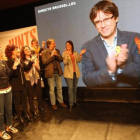 El escenario de un mitin de campaña de JxCat, con Puigdemont en la pantalla.-JOAN CASTRO / INCONNA