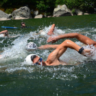 La LX Travesía a Nado de la Laguna Negra se celebró ayer con casi 300 nadadores y con las victorias absolutas de los sorianos Marcos Tierno y Claudia Tierno.-Diego Mayor