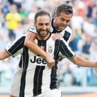 Pjanic abraza a Higuaín tras marcar el argentino de la Juventus al Sassuolo.-ALESSANDRO DI MARCO