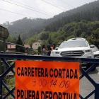 Carretera cortada en Muxika, donde ha tenido lugar el accidente.-EFE