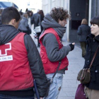 Captadores de socios de una ONG en las calles del centro de Barcelona.-EL PERIÓDICO (FERRAN NADEU)