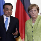 La cancillera alemana, Angela Merkel, y el primer ministro chino, Li Keqiang, a su llegada a una rueda de prensa en la Cancilleria de Berlin.-EFE / FELIPE TRUEBA