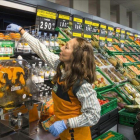 Una trabajadora en una de las nuevas tiendas de Mercadona que se ha presentado este miércoles en Valencia.-MIGUEL LORENZO