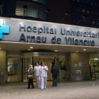 Entrada del Hospital Arnau de Vilanova.-DEFOTO / RAMON GABRIEL