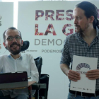 El líder de Unidos Podemos, Pablo Iglesias, y su secretario de Organización, Pablo Echenique, a su derecha.-JOSE LUIS ROCA