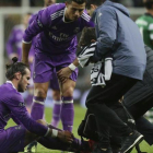 Bale es atendido tras sufrir la lesión en su tobillo derecho en el José Alvalade.-AP / ARMANDO FRANCA