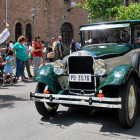 A la celebración acudieron coches antiguos que junto a sus conductores recibieron la bendición a la puerta de la iglesia de San Francisco./ PEDRO CALAVIA-