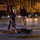 Un hombre detenido durante las protestas de este sábado en Baltimore, Maryland.-Foto: AFP / ANDREW BURTON