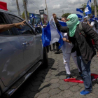 Manifestantes con banderas de Nicaragua participan en una marcha llamada La Marcha de las Banderas  contra el gobierno del presidente Daniel Ortega.-JORGE TORRES (EFE)