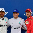 Lewis Hamilton, Valtteri Bottas y Sebastian Vettel, compartieron el podio del sábado en Austria.-AFP ANDREJ ISAKOVIC