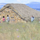 Visitantes en el yacimiento de Numancia en una imagen de archivo. / ÁLVARO MARTÍNEZ-