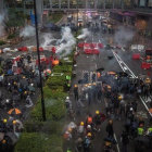 Enfrentamientos entre manifestantes y policías en Hong Kong, este domingo.-EFE EPA / ROMAN PILIPEY