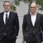 Joaquim Forn y Raül Romeva se dirigen a declarar ante la Audiencia Nacional, en una foto de archivo.-EL PERIÓDICO