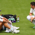 Garbiñe Muguruza charla con Conchita Martínez durante un entrenamiento en el All England Club antes del inicio de Wimbledon 2017.-GETTY / CLIVE BRUNSKILL
