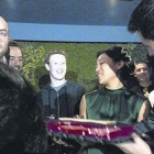 Mark Zuckerberg y Jan Koum celebraron anoche en el restaurante Boujis el aniversario del segundo, el de la mujer del primero y la compra de WhatsApp por Facebook. Arriba, los tres (la mujer con la tarta y los empresarios uno a cada lado, al fondo).-RICARD CUGAT / BOUJIS / JULIO CARBÓ