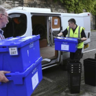 Traslado de las urnas que van a ser empleadas en el referéndum del 'brexit'.-CLODAGH KILCOYNE