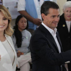 Enrique Peña Nieto y su esposa Angélica votan en Ciudad de México.-Foto: EFE / ALEX CRUZ