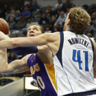 Nowitzki y los Mavs supararon a los Lakers y les condenaron a los más profundo del Oeste.-EFE / LARRY W. SMITH