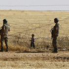 Un niño sirio espera tras las vallas de la frontera para cruzar hacia Turquía cerca de Akcacale (sureste), en el 2015.-REUTERS / OSMAN ORSAL