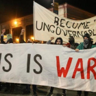Una pancarta alzada este miércoles en las manifestaciones de la Universidad de Berkeley contra la conferencia de Milos Yiannopoulos.-AFP