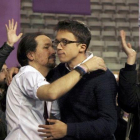 Pablo Iglesias e Íñigo Errejón se dan un frío abrazo en el congreso de Podemos celebrado en el palacio de Vistalegre.-JUAN MANUEL PRATS