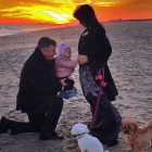 Alec Baldwin e Hilaria Thomas, con su hija, Carmen, en una foto de Twitter con la que han anunciado que están esperando otro bebé.-Foto: TWITTER
