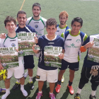 Jugadores del San José con los carteles para abonarse al club.-C.D. SAN JOSÉ