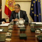 El ministro del Interior, Juan Ignacio Zoido, y el presidente de la FEMP, Abel Caballero se reúnen en la sede del Ministerio en Madrid.-JOSE LUIS ROCA